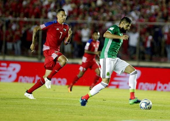 Panama s player Blas Pérez (L) in action against Mexico s Néstor Araujo during their FIFA 2018 World Cup Qualifiers match in Panama city, Panama, 15 November 2016. EFE Alejandro Bolívar PANAMA VS MEXICO !ACHTUNG: NUR REDAKTIONELLE NUTZUNG!  PAN06 20161116-636148657176124321