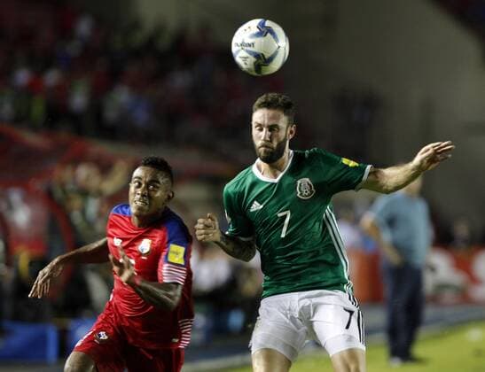 Panama s player Édgar Joel Bárcenas (L) in action against Mexico s Miguel Layún during their FIFA 2018 World Cup Qualifiers match in Panama city, Panama, 15 November 2016. EFE Alejandro Bolívar PANAMA VS MEXICO !ACHTUNG: NUR REDAKTIONELLE NUTZUNG!  PAN06 20161116-636148657187043901