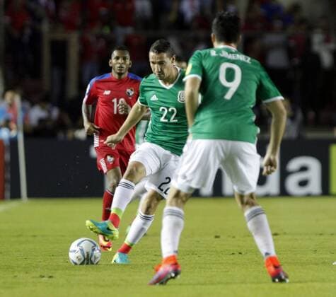 Panama s Ricardo Buitrago (L) in action against Mexico Jesus Duenas (C) and Raul Jimenez (R) during their FIFA 2018 World Cup Qualifiers match in Panama city, Panama, 15 November 2016. EFE Alejandro Bolívar PANAMA VS MEXICO !ACHTUNG: NUR REDAKTIONELLE NUTZUNG!  PAN06 20161116-636148673345091858