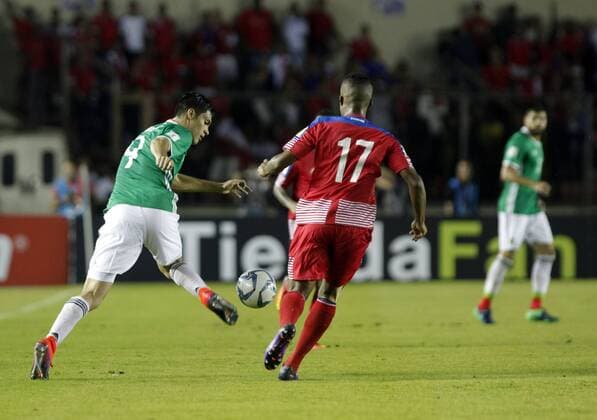 Panama Luis Ovalle (C) in action against Mexico Raul Jimenez (L) during their FIFA 2018 World Cup Qualifiers match in Panama city, Panama, 15 November 2016. EFE Alejandro Bolívar PANAMA VS MEXICO !ACHTUNG: NUR REDAKTIONELLE NUTZUNG!  PAN06 20161116-636148678948683698