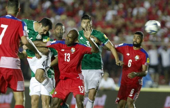 Panama Adolfo Machado (C) in action against Mexico Rafael Marquez (L) during their FIFA 2018 World Cup Qualifiers match in Panama city, Panama, 15 November 2016. EFE Alejandro Bolívar PANAMA VS MEXICO !ACHTUNG: NUR REDAKTIONELLE NUTZUNG!  PAN06 20161116-636148681994778750