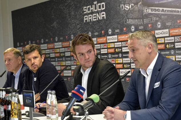 15-11-2016 pmk MY143370 Fussball Herren 2.Bundesliga Saison 2016 2017 Arminia Bielefeld Neuer Trainer Pressekonferenz Hartmut OSTROWSKI Bielefeld Samir ARABI -Manager- Bielefeld Tim SANTEN -Pressesprecher- Juergen KRAMNY -Trainer- Bielefeld