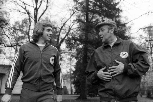 Training Nationalmannschaft BR Deutschland 1973 in München Grünwald, Erwin Kremers und Bundestrainer Helmut Schön