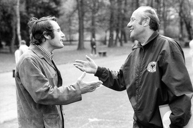 Training Nationalmannschaft BR Deutschland 1973 in München Grünwald, Bundestrainer Helmut Schön im Gespräch mit Hans Tilkowski