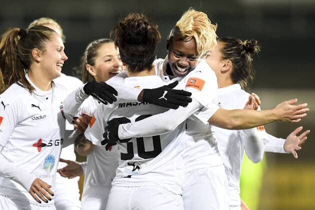 Bilder des Tages - SPORT 161116 Rosengards Gaelle Enganamouit kramar om Ella Masar efter att hon gjort 1-0 under fotbollsmatchen i Champions League mellan Rosengard och Slavia Prag den 16 november 2016 i Malmö.  Copyright: LUDVIGxTHUNMAN BB161116LT003