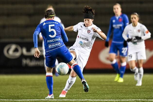 161116 Rosengards Ella Masar mot Slavia Prag Veronika Pincova under fotbollsmatchen i Champions League mellan Rosengard och Slavia Prag den 16 november 2016 i Malmö.  Copyright: LUDVIGxTHUNMAN BB161116LT004