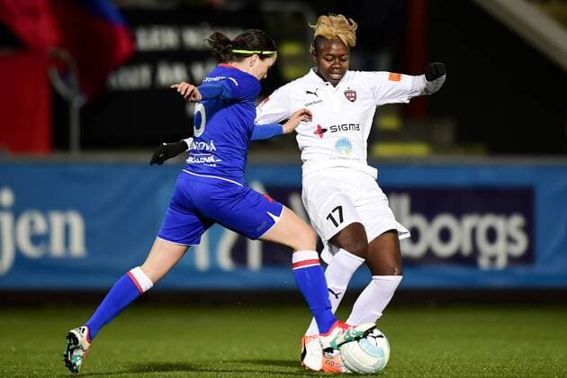 161116 Rosengards Gaelle Enganamouit och Slavia Prag Veronika Pincova under fotbollsmatchen i Champions League mellan Rosengard och Slavia Prag den 16 november 2016 i Malmö.  Copyright: LUDVIGxTHUNMAN BB161116LT005