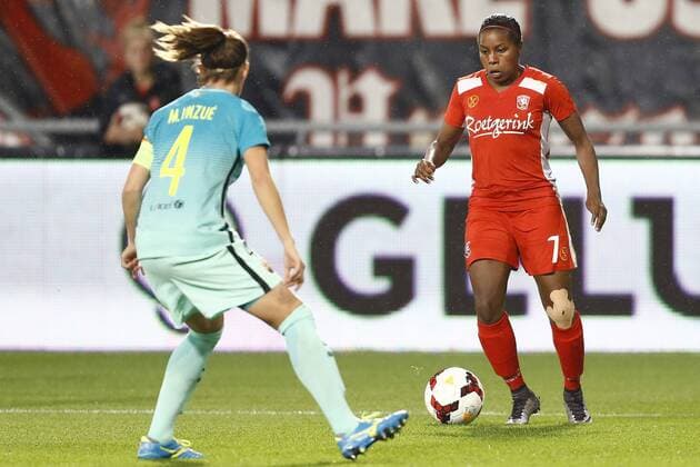 Fußball, Damen, CL, FC Twente Enschede - FC Barcelona (l-r) Marta Unzue of Barcelona, Lineth Beerensteyn of FC Twenteduring the Women UEFA Champions League match between FC Twente and Barcelona at the Grolsch Veste on November 16, 2016 in Enschede, The Netherlands Women: Fc Twente v Barcelona Woman UEFA Champions League 2016 2017 xVIxPeterxLousxIVx 6591714