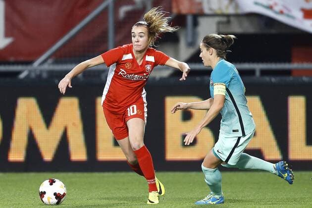 Fußball, Damen, CL, FC Twente Enschede - FC Barcelona (l-r) Jill Roord of FC Twente, Marta Unzue of Barcelonaduring the Women UEFA Champions League match between FC Twente and Barcelona at the Grolsch Veste on November 16, 2016 in Enschede, The Netherlands Women: Fc Twente v Barcelona Woman UEFA Champions League 2016 2017 xVIxPeterxLousxIVx 6591717