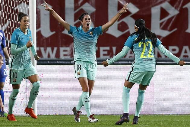 Fußball, Damen, CL, FC Twente Enschede - FC Barcelona (l-r) Jennifer Hermoso of Barcelona, Marta Torrejon of Barcelona (scored), Andressa Alves of Barcelonaduring the Women UEFA Champions League match between FC Twente and Barcelona at the Grolsch Veste on November 16, 2016 in Enschede, The Netherlands Women: Fc Twente v Barcelona Woman UEFA Champions League 2016 2017 xVIxPeterxLousxIVx 6591719