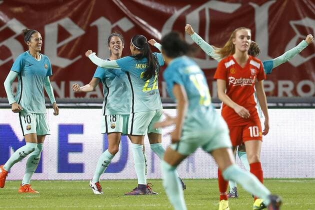 Fußball, Damen, CL, FC Twente Enschede - FC Barcelona (l-r) Jennifer Hermoso of Barcelona, Marta Torrejon of Barcelonascored, Andressa Alves of Barcelona, Jill Roord of FC Twenteduring the Women UEFA Champions League match between FC Twente and Barcelona at the Grolsch Veste on November 16, 2016 in Enschede, The Netherlands Women: Fc Twente v Barcelona Woman UEFA Champions League 2016 2017 xVIxPeterxLousxIVx 6591720