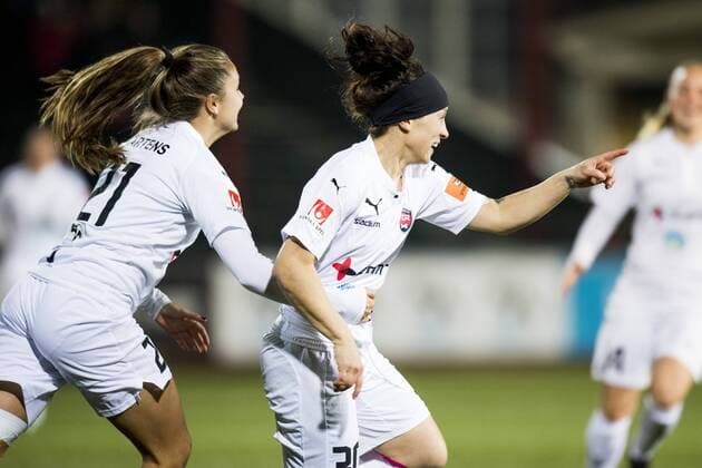 161116 Rosengards Ella Masar jublar med Lieke Martens efter hon gjort 1-0 under fotbollsmatchen i Champions League mellan Rosengard och Slavia Prag den 16 november 2016 i Malmö.  Copyright: LUDVIGxTHUNMAN BB161116LT011