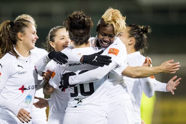161116 Rosengards Ella Masar kramas om av Ga?lle Enganamouit efter hon gjort 1-0 under fotbollsmatchen i Champions League mellan Rosengard och Slavia Prag den 16 november 2016 i Malmö.  Copyright: LUDVIGxTHUNMAN BB161116LT013