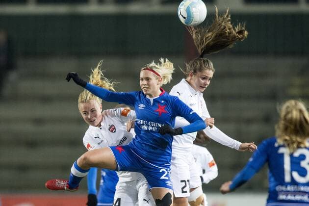 161116 Rosengards Ebba Wieder och Lieke Martens i kamp om bollen med Slavia Prag Tereza Kozarova under fotbollsmatchen i Champions League mellan Rosengard och Slavia Prag den 16 november 2016 i Malmö.  Copyright: LUDVIGxTHUNMAN BB161116LT016