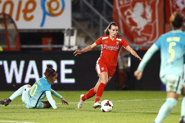 (l-r) Olga Garcia of Barcelona, Renate Jansenof FC Twente, Melanie Serrano of Barcelonaduring the Women UEFA Champions League match between FC Twente and Barcelona at the Grolsch Veste on November 16, 2016 in Enschede, The Netherlands Women: Fc Twente v Barcelona Woman UEFA Champions League 2016 2017 xVIxPeterxLousxIVx 6591843