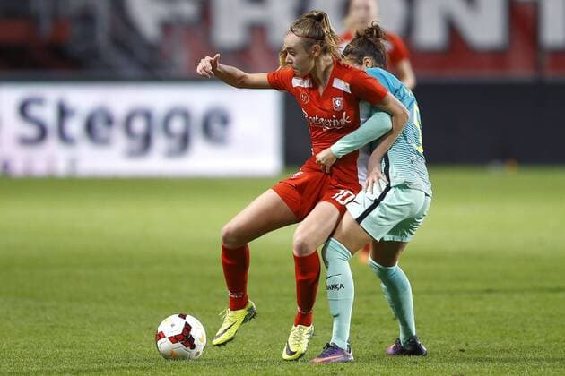(l-r) Jill Roord of FC Twente, Melanie Serrano of Barcelonaduring the Women UEFA Champions League match between FC Twente and Barcelona at the Grolsch Veste on November 16, 2016 in Enschede, The Netherlands Women: Fc Twente v Barcelona Woman UEFA Champions League 2016 2017 xVIxPeterxLousxIVx 6591849
