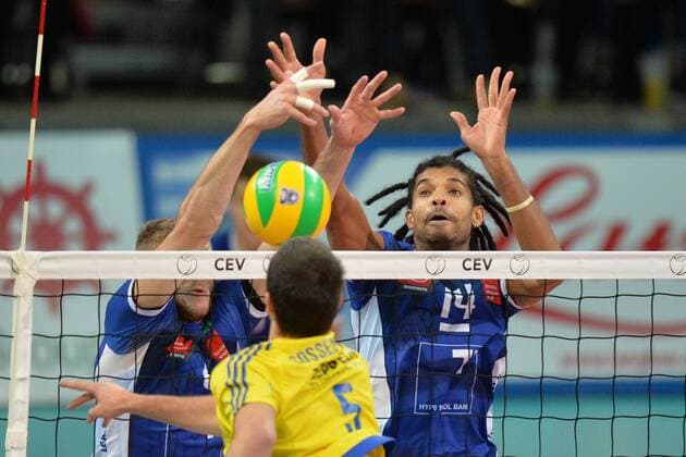 Volleyball, CL Quali, Hypo Tirol Volleyballteam Innsbruck - VfB Friedrichshafen VOLLEYBALL - CEV CL, Tirol vs Friedrichshafen INNSBRUCK,AUSTRIA,16.NOV.16 - VOLLEYBALL - CEV Champions League, Hypo Tirol Volleyballteam vs VfB Friedrichshafen. Image shows Douglas Duarte Souza Da Silva (Tirol), Martti Juhkami (Tirol) and David Sossenheimer (Friedrichshafen). GEPAxpictures xAmirxBeganovic