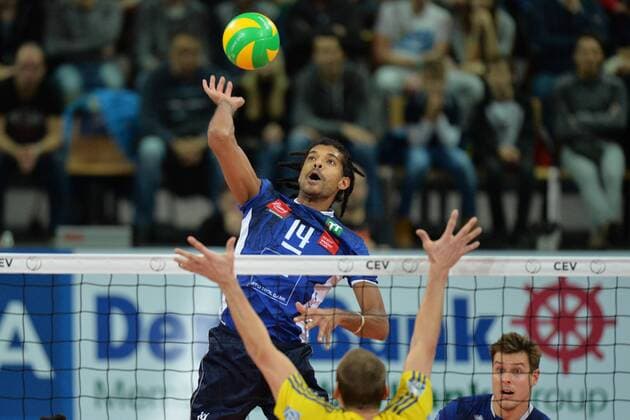 Volleyball, CL Quali, Hypo Tirol Volleyballteam Innsbruck - VfB Friedrichshafen VOLLEYBALL - CEV CL, Tirol vs Friedrichshafen INNSBRUCK,AUSTRIA,16.NOV.16 - VOLLEYBALL - CEV Champions League, Hypo Tirol Volleyballteam vs VfB Friedrichshafen. Image shows Douglas Duarte Souza Da Silva (Tirol). GEPAxpictures xAmirxBeganovic