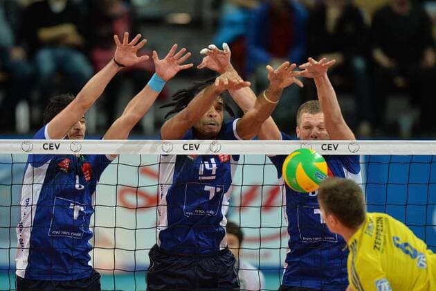 Volleyball, CL Quali, Hypo Tirol Volleyballteam Innsbruck - VfB Friedrichshafen VOLLEYBALL - CEV CL, Tirol vs Friedrichshafen INNSBRUCK,AUSTRIA,16.NOV.16 - VOLLEYBALL - CEV Champions League, Hypo Tirol Volleyballteam vs VfB Friedrichshafen. Image shows Alexander Tusch (Tirol), Douglas Duarte Souza Da Silva (Tirol), Martti Juhkami (Tirol) and Michal Finger (Friedrichshafen). GEPAxpictures xAmirxBeganovic