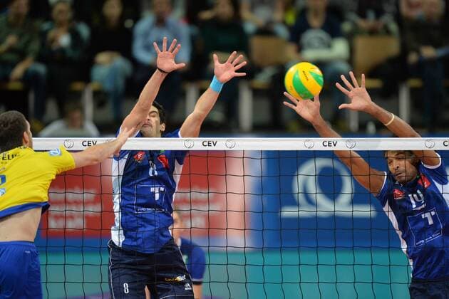 Volleyball, CL Quali, Hypo Tirol Volleyballteam Innsbruck - VfB Friedrichshafen VOLLEYBALL - CEV CL, Tirol vs Friedrichshafen INNSBRUCK,AUSTRIA,16.NOV.16 - VOLLEYBALL - CEV Champions League, Hypo Tirol Volleyballteam vs VfB Friedrichshafen. Image shows Alexander Tusch (Tirol), Douglas Duarte Souza Da Silva (Tirol) and David Sossenheimer (Friedrichshafen). GEPAxpictures xAmirxBeganovic