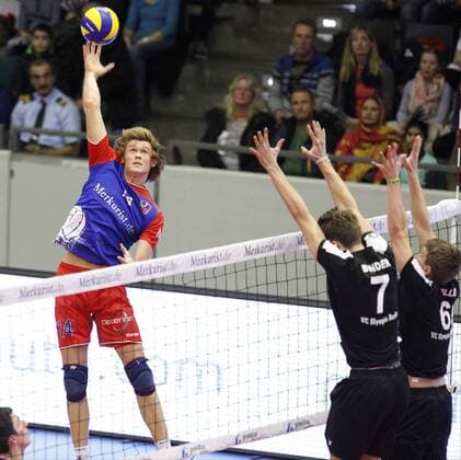 Volleyball Hessen - 1. Bundesliga Männer 16.11.2016 United Volleys Rheinmain (blau) - VCO Berlin (schwarz) v.l. Peter Wolf (United Volleys), Matti Binder (VCO Berlin), Johannes Tille (VCO Berlin) United Volleys Rheinmain - VCO Berlin