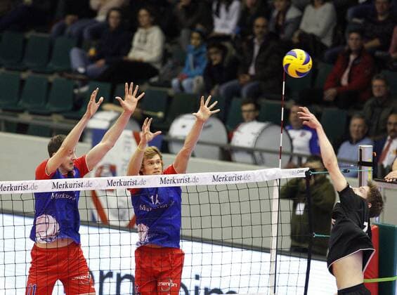 Volleyball Hessen - 1. Bundesliga Männer 16.11.2016 United Volleys Rheinmain (blau) - VCO Berlin (schwarz) v.l. Tobias Krick (United Volleys), Peter Wolf (United Volleys), Julian Meissner (VCO Berlin) United Volleys Rheinmain - VCO Berlin