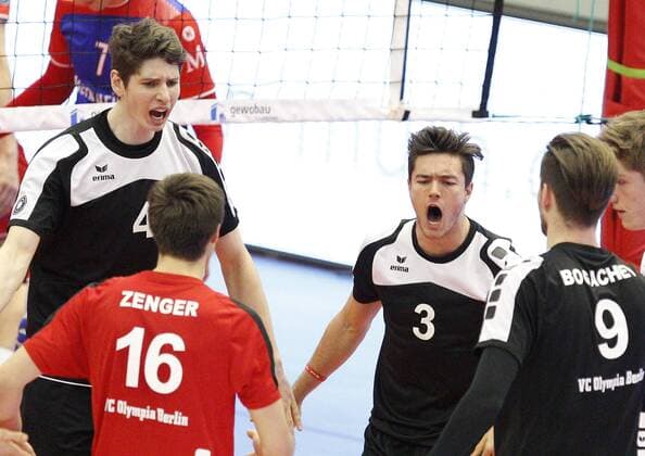 Volleyball Hessen - 1. Bundesliga Männer 16.11.2016 United Volleys Rheinmain (blau) - VCO Berlin (schwarz) v.l. Yannick Goralik (VCO Berlin), Julian Zenger (VCO Berlin), Stefan Thiel (VCO Berlin), Egor Bogachev (VCO Berlin) United Volleys Rheinmain - VCO Berlin