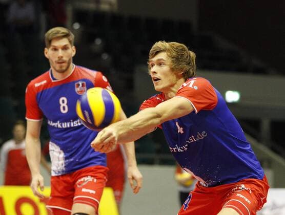 Volleyball Hessen - 1. Bundesliga Männer 16.11.2016 United Volleys Rheinmain (blau) - VCO Berlin (schwarz) v.l. Peter Wolf (United Volleys) United Volleys Rheinmain - VCO Berlin