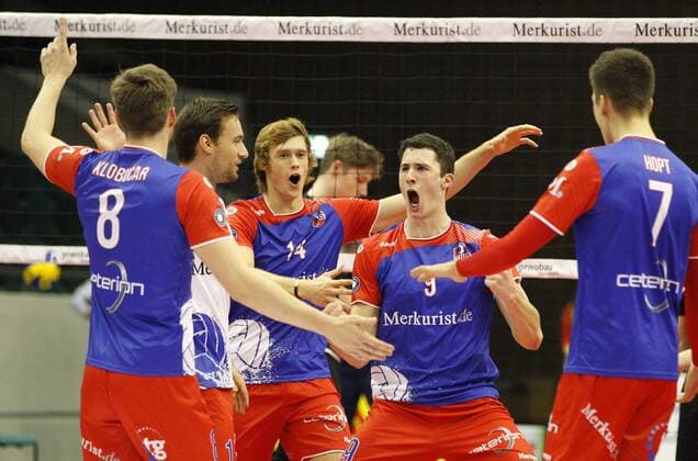 Bilder des Tages - SPORT Volleyball Hessen - 1. Bundesliga Männer 16.11.2016 United Volleys Rheinmain (blau) - VCO Berlin (schwarz) v.l. Jan Klobucar (United Volleys), Florian Ringseis (United Volleys), Peter Wolf (United Volleys), Georg Escher (United Volleys), Jannis Hopt (United Volleys) United Volleys Rheinmain - VCO Berlin