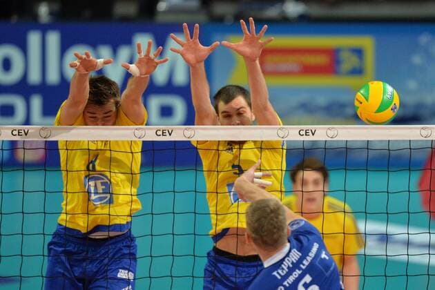 Volleyball, CL Quali, Hypo Tirol Volleyballteam Innsbruck - VfB Friedrichshafen VOLLEYBALL - CEV CL, Tirol vs Friedrichshafen INNSBRUCK,AUSTRIA,16.NOV.16 - VOLLEYBALL - CEV Champions League, Hypo Tirol Volleyballteam vs VfB Friedrichshafen. Image shows Georg Klein (Friedrichshafen), David Sossenheimer (Friedrichshafen) and Renee Teppan (Tirol). GEPAxpictures xAmirxBeganovic