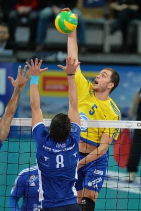 Volleyball, CL Quali, Hypo Tirol Volleyballteam Innsbruck - VfB Friedrichshafen VOLLEYBALL - CEV CL, Tirol vs Friedrichshafen INNSBRUCK,AUSTRIA,16.NOV.16 - VOLLEYBALL - CEV Champions League, Hypo Tirol Volleyballteam vs VfB Friedrichshafen. Image shows David Sossenheimer (Friedrichshafen) and Alexander Tusch (Tirol). GEPAxpictures xAmirxBeganovic