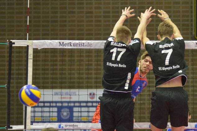 16.11.2016, xtkx, Volleyball 1.Bundesliga Herren, United Volleys - VCO Berlin, emspor, v.l. Corbin Balster (VCO Berlin) , Jan Klobucar (United Volleys) , Matti Binder (VCO Berlin) , Rüsselsheim