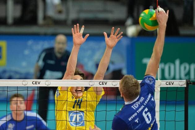 Volleyball, CL Quali, Hypo Tirol Volleyballteam Innsbruck - VfB Friedrichshafen VOLLEYBALL - CEV CL, Tirol vs Friedrichshafen INNSBRUCK,AUSTRIA,16.NOV.16 - VOLLEYBALL - CEV Champions League, Hypo Tirol Volleyballteam vs VfB Friedrichshafen. Image shows Tomas Rousseaus (Friedrichshafen) and Renee Teppan (Tirol). GEPAxpictures xAmirxBeganovic