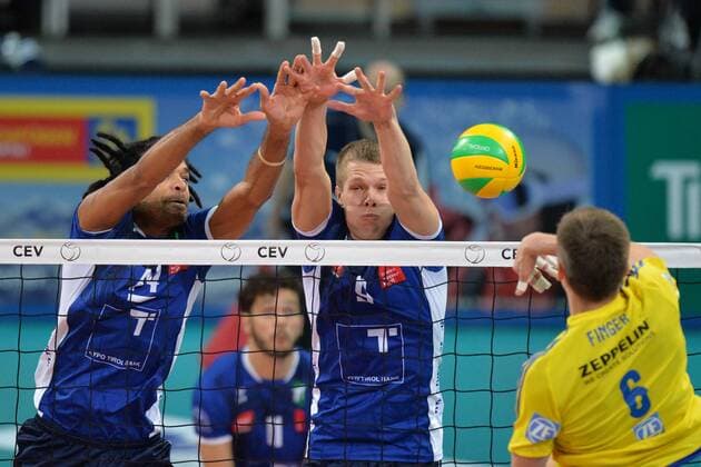 Volleyball, CL Quali, Hypo Tirol Volleyballteam Innsbruck - VfB Friedrichshafen VOLLEYBALL - CEV CL, Tirol vs Friedrichshafen INNSBRUCK,AUSTRIA,16.NOV.16 - VOLLEYBALL - CEV Champions League, Hypo Tirol Volleyballteam vs VfB Friedrichshafen. Image shows Douglas Duarte Souza Da Silva (Tirol), Martti Juhkami (Tirol) and Michal Finger (Friedrichshafen). GEPAxpictures xAmirxBeganovic