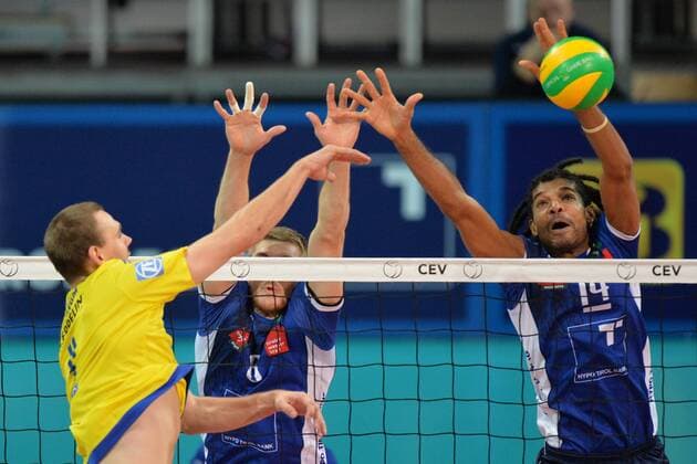 Volleyball, CL Quali, Hypo Tirol Volleyballteam Innsbruck - VfB Friedrichshafen VOLLEYBALL - CEV CL, Tirol vs Friedrichshafen INNSBRUCK,AUSTRIA,16.NOV.16 - VOLLEYBALL - CEV Champions League, Hypo Tirol Volleyballteam vs VfB Friedrichshafen. Image shows Douglas Duarte Souza Da Silva (Tirol), Renee Teppan (Tirol) and Michal Finger (Friedrichshafen). GEPAxpictures xAmirxBeganovic
