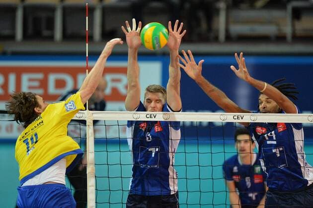 Volleyball, CL Quali, Hypo Tirol Volleyballteam Innsbruck - VfB Friedrichshafen VOLLEYBALL - CEV CL, Tirol vs Friedrichshafen INNSBRUCK,AUSTRIA,16.NOV.16 - VOLLEYBALL - CEV Champions League, Hypo Tirol Volleyballteam vs VfB Friedrichshafen. Image shows Renee Teppan (Tirol), Douglas Duarte Souza Da Silva (Tirol) and Tomas Rousseaus (Friedrichshafen). GEPAxpictures xAmirxBeganovic