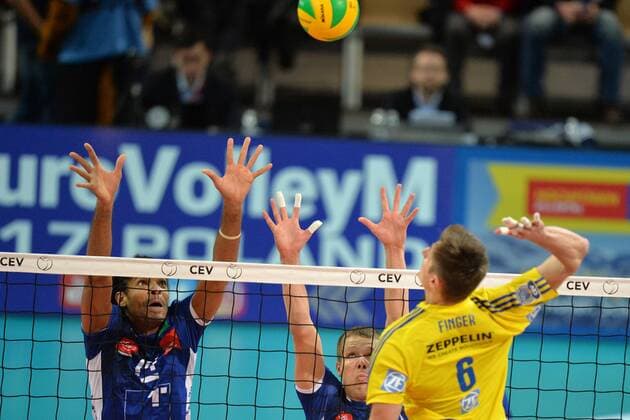 Volleyball, CL Quali, Hypo Tirol Volleyballteam Innsbruck - VfB Friedrichshafen VOLLEYBALL - CEV CL, Tirol vs Friedrichshafen INNSBRUCK,AUSTRIA,16.NOV.16 - VOLLEYBALL - CEV Champions League, Hypo Tirol Volleyballteam vs VfB Friedrichshafen. Image shows Douglas Duarte Souza Da Silva (Tirol), Martti Juhkami (Tirol) and Michal Finger (Friedrichshafen). GEPAxpictures xAmirxBeganovic