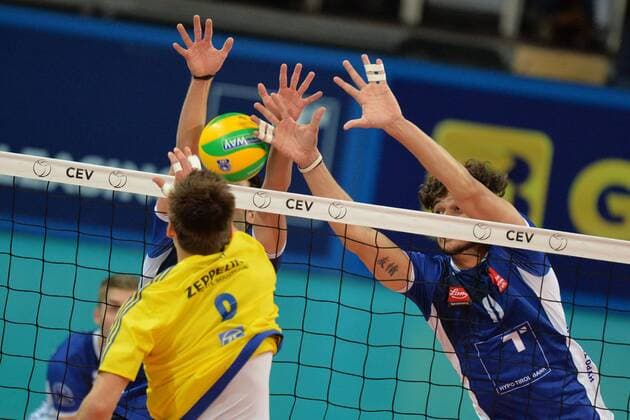 Volleyball, CL Quali, Hypo Tirol Volleyballteam Innsbruck - VfB Friedrichshafen VOLLEYBALL - CEV CL, Tirol vs Friedrichshafen INNSBRUCK,AUSTRIA,16.NOV.16 - VOLLEYBALL - CEV Champions League, Hypo Tirol Volleyballteam vs VfB Friedrichshafen. Image shows Pedro Henrique Frances (Tirol) and Georg Klein (Friedrichshafen). GEPAxpictures xAmirxBeganovic