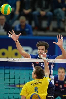 Volleyball, CL Quali, Hypo Tirol Volleyballteam Innsbruck - VfB Friedrichshafen VOLLEYBALL - CEV CL, Tirol vs Friedrichshafen INNSBRUCK,AUSTRIA,16.NOV.16 - VOLLEYBALL - CEV Champions League, Hypo Tirol Volleyballteam vs VfB Friedrichshafen. Image shows Pedro Henrique Frances (Tirol) and Georg Klein (Friedrichshafen). GEPAxpictures xAmirxBeganovic