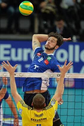 Bilder des Tages - SPORT VOLLEYBALL - CEV CL, Tirol vs Friedrichshafen INNSBRUCK,AUSTRIA,16.NOV.16 - VOLLEYBALL - CEV Champions League, Hypo Tirol Volleyballteam vs VfB Friedrichshafen. Image shows Pedro Henrique Frances (Tirol) and Andreas Takvam (Friedrichshafen). GEPAxpictures xAmirxBeganovic