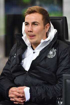 Mario GOETZE;GÖTZE (GER),Reservebank, Ersatzbank,Ersatzspieler,Reservespieler,Bank,Ergaenzungsspieler,Aktion,Einzelbild,angeschnittenes Einzelmotiv,Halbfigur,halbe Figur. Fussball Laenderspiel, Freundschaftsspiel, Italien (ITA) - Deutschland (GER) 0-0 , am 15.11.2016 in Mailand Stadio Giuseppe Meazza.