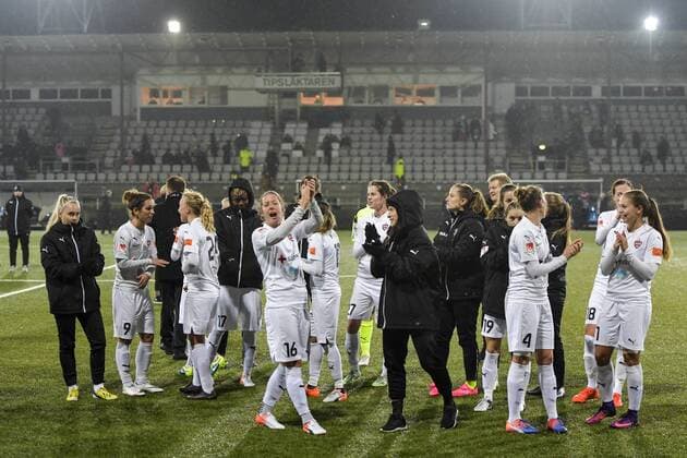 161116 Rosengards Lina Nilsson (m) tackar publiken ihop med sina lagkamrater efter fotbollsmatchen i Champions League mellan Rosengard och Slavia Prag den 16 november 2016 i Malmö.  Copyright: LUDVIGxTHUNMAN BB161116LT021