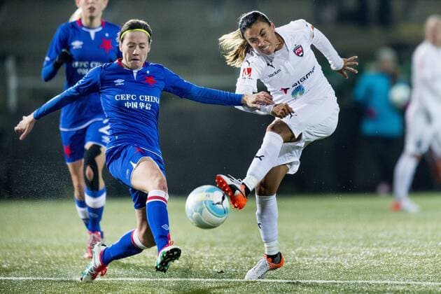 161116 Slavia Prag Veronika Pincova och Rosengards Marta Viera Da Silva under fotbollsmatchen i Champions League mellan Rosengard och Slavia Prag den 16 november 2016 i Malmö.  Copyright: LUDVIGxTHUNMAN BB161116LT025