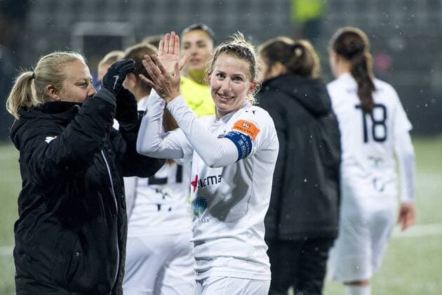 161116 Rosengards Emma Berglund tackar publiken efter fotbollsmatchen i Champions League mellan Rosengard och Slavia Prag den 16 november 2016 i Malmö.  Copyright: LUDVIGxTHUNMAN BB161116LT026