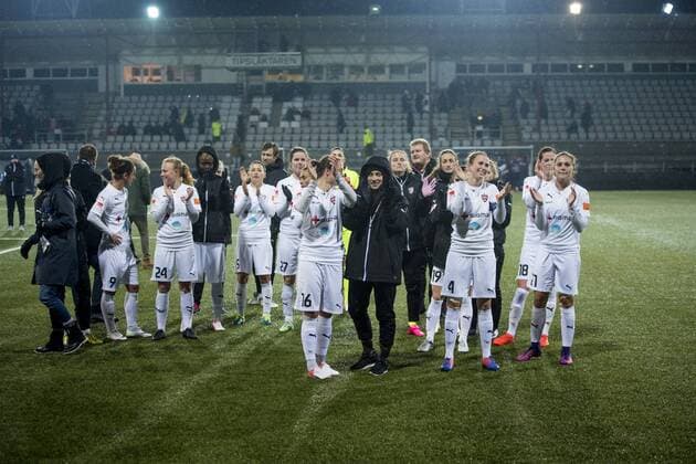 161116 Rosengards spelare tackar publiken efter fotbollsmatchen i Champions League mellan Rosengard och Slavia Prag den 16 november 2016 i Malmö.  Copyright: LUDVIGxTHUNMAN BB161116LT034