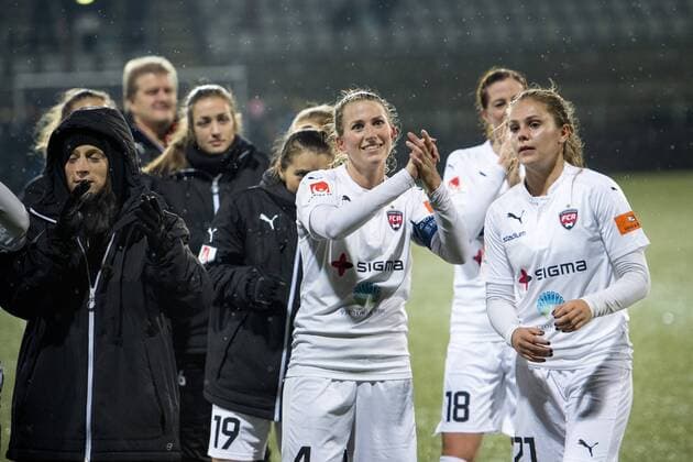 161116 Rosengards Emma Berglund med lagkamrater tackar publiken efter fotbollsmatchen i Champions League mellan Rosengard och Slavia Prag den 16 november 2016 i Malmö.  Copyright: LUDVIGxTHUNMAN BB161116LT035