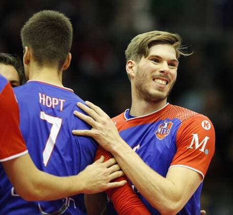 Volleyball Hessen - 1. Bundesliga Männer 16.11.2016 United Volleys Rheinmain (blau) - VCO Berlin (schwarz) v.l. Jannis Hopt (United Volleys), Jan Klobucar (United Volleys) United Volleys Rheinmain - VCO Berlin
