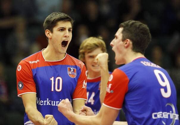 Volleyball Hessen - 1. Bundesliga Männer 16.11.2016 United Volleys Rheinmain (blau) - VCO Berlin (schwarz) v.l. Moritz Reichert (United Volleys), Georg Escher (United Volleys) United Volleys Rheinmain - VCO Berlin