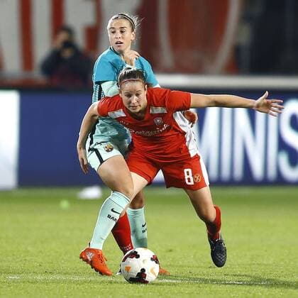 (l-r) Barbara Latorre of Barcelona, Lenie Onzia of FC Twenteduring the Women UEFA Champions League match between FC Twente and Barcelona at the Grolsch Veste on November 16, 2016 in Enschede, The Netherlands Women: Fc Twente v Barcelona Woman UEFA Champions League 2016 2017 xVIxPeterxLousxIVx 6592063