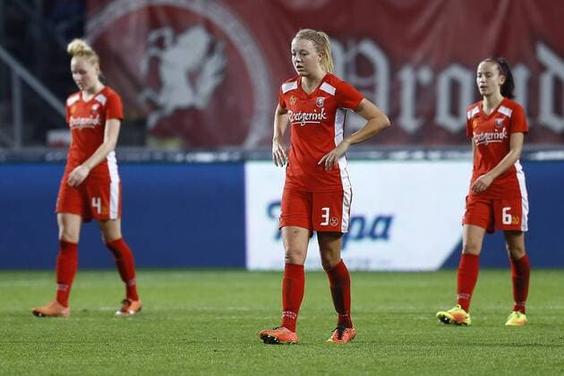 (l-r) Danique Kerkdijk of FC Twente, Maruschka Waldus of FC Twente, Marthe Munsterman of FC Twenteduring the Women UEFA Champions League match between FC Twente and Barcelona at the Grolsch Veste on November 16, 2016 in Enschede, The Netherlands Women: Fc Twente v Barcelona Woman UEFA Champions League 2016 2017 xVIxPeterxLousxIVx 6592065